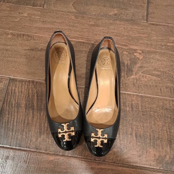 Tory Burch Shoes - Tory Burch Everly cap toe black pump size 7
